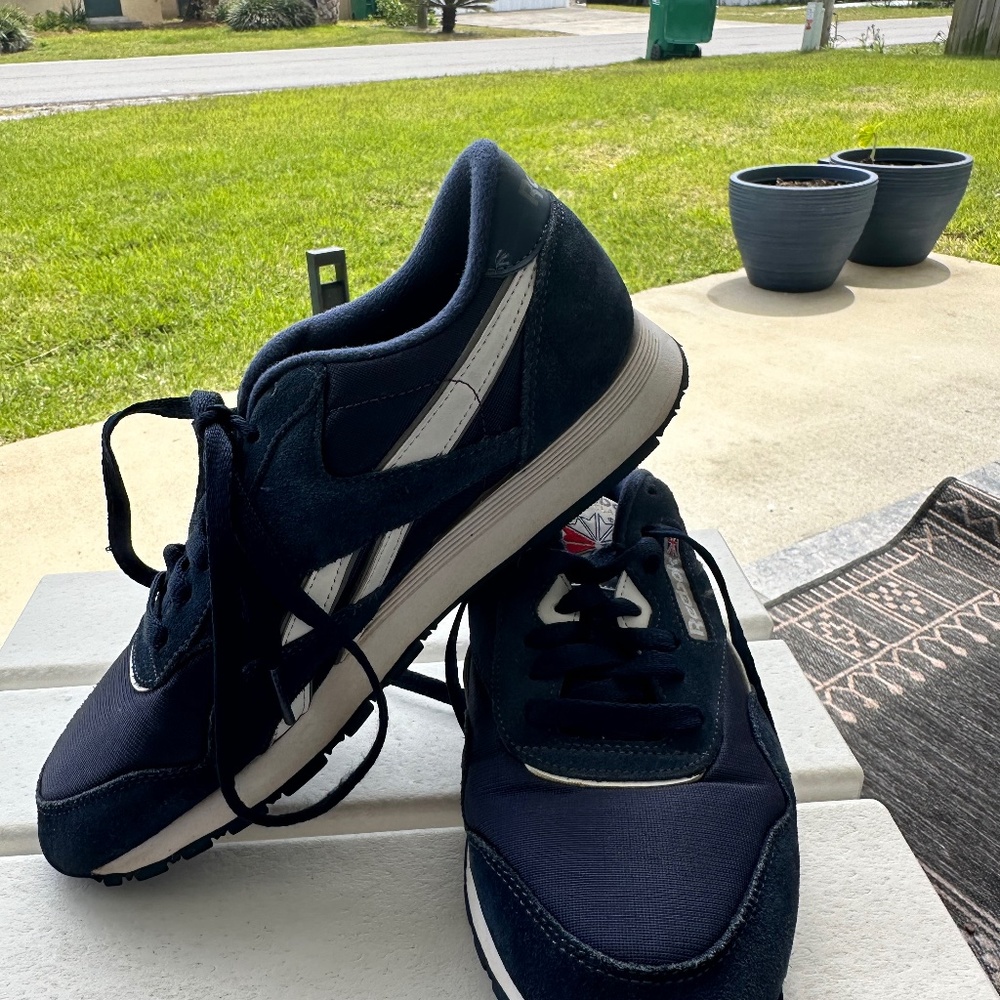 Reebok Suede Blue Old School sneaker. Men size 7.